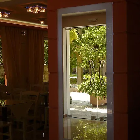 Avra Aparthotel 2*
